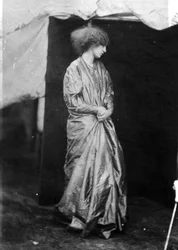 Jane Morris, pozowana przez Dante Gabriel Rossetti, 1865 (druk albumowy)